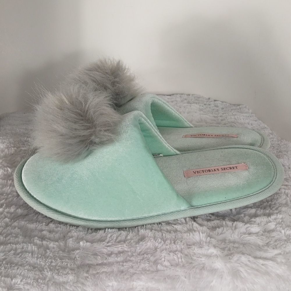 Victoria's Secret PomPom Slippers 
